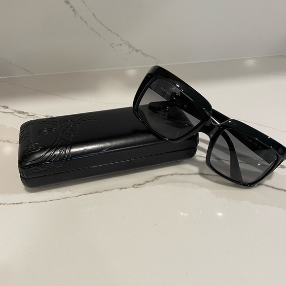 VERSACE EUC gloss black, gray lens sunglasses & case, dust wipe. - Picture 2 of 4